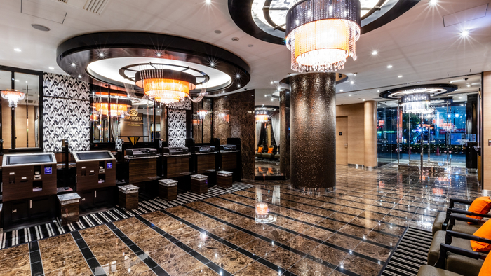 お客様をお出迎えする本館1階ロビー