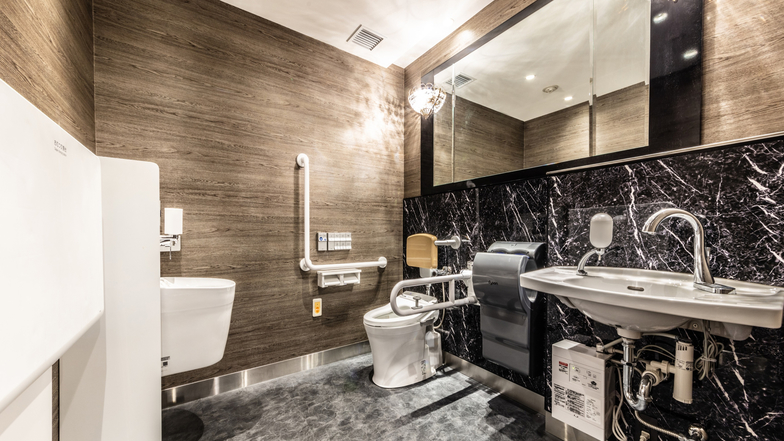 本館は2階、南館は1階に多目的トイレを設置しております。入り口は80cm以上の幅を確保しています