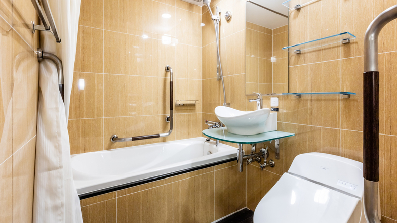 バリアフリールーム深さ50cm・幅65cm・長さ130cm、入り口に段差はありません。