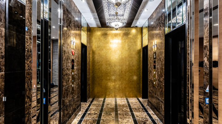 エレベーターは本館4基、南館2基ございます。