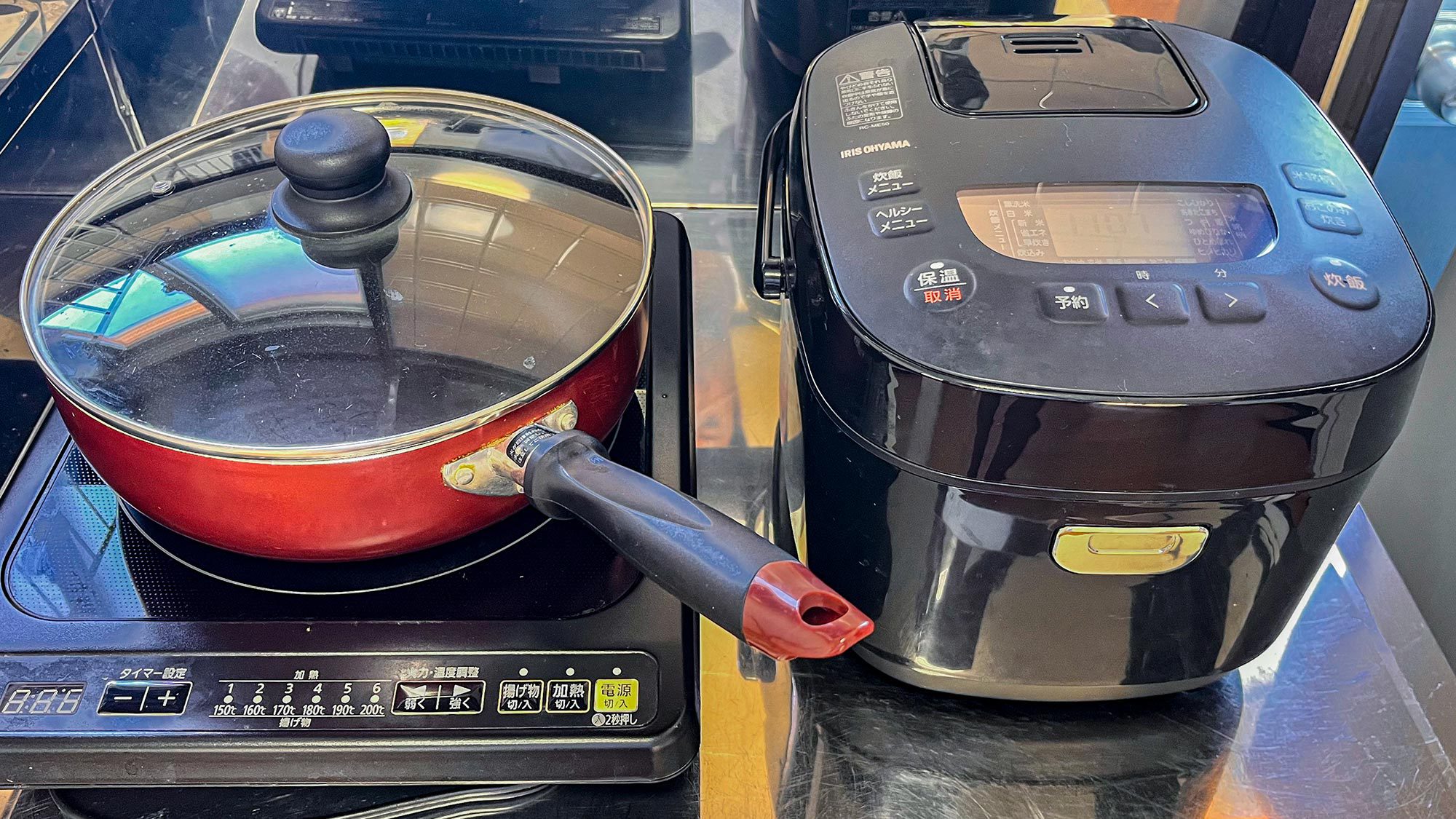 ・【キッチン】炊飯器やIHコンロなどをご用意しています。自炊も行えますので連泊時にも便利です