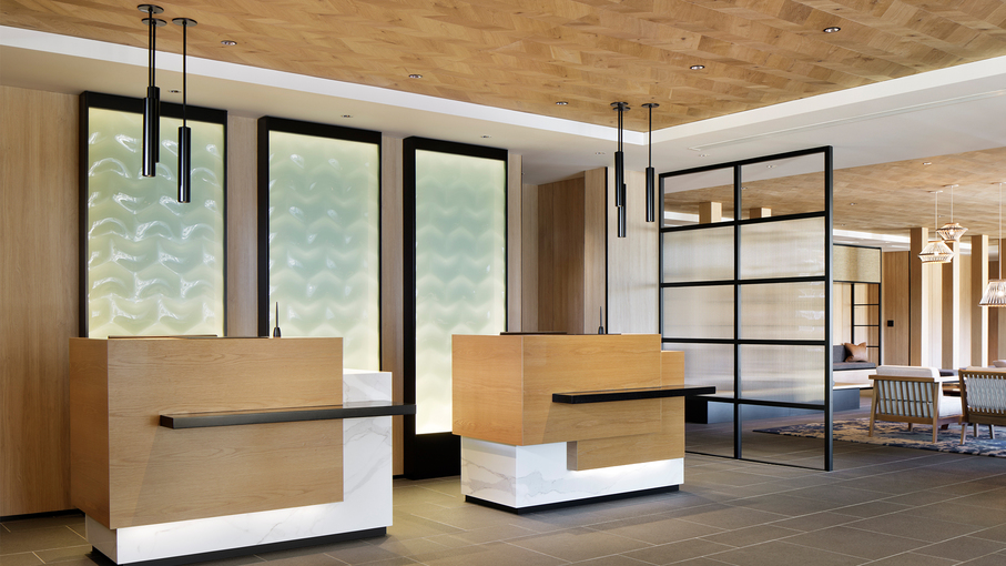 フロントデスク：温かいおもてなしの心でみなさまをお迎えいたします。