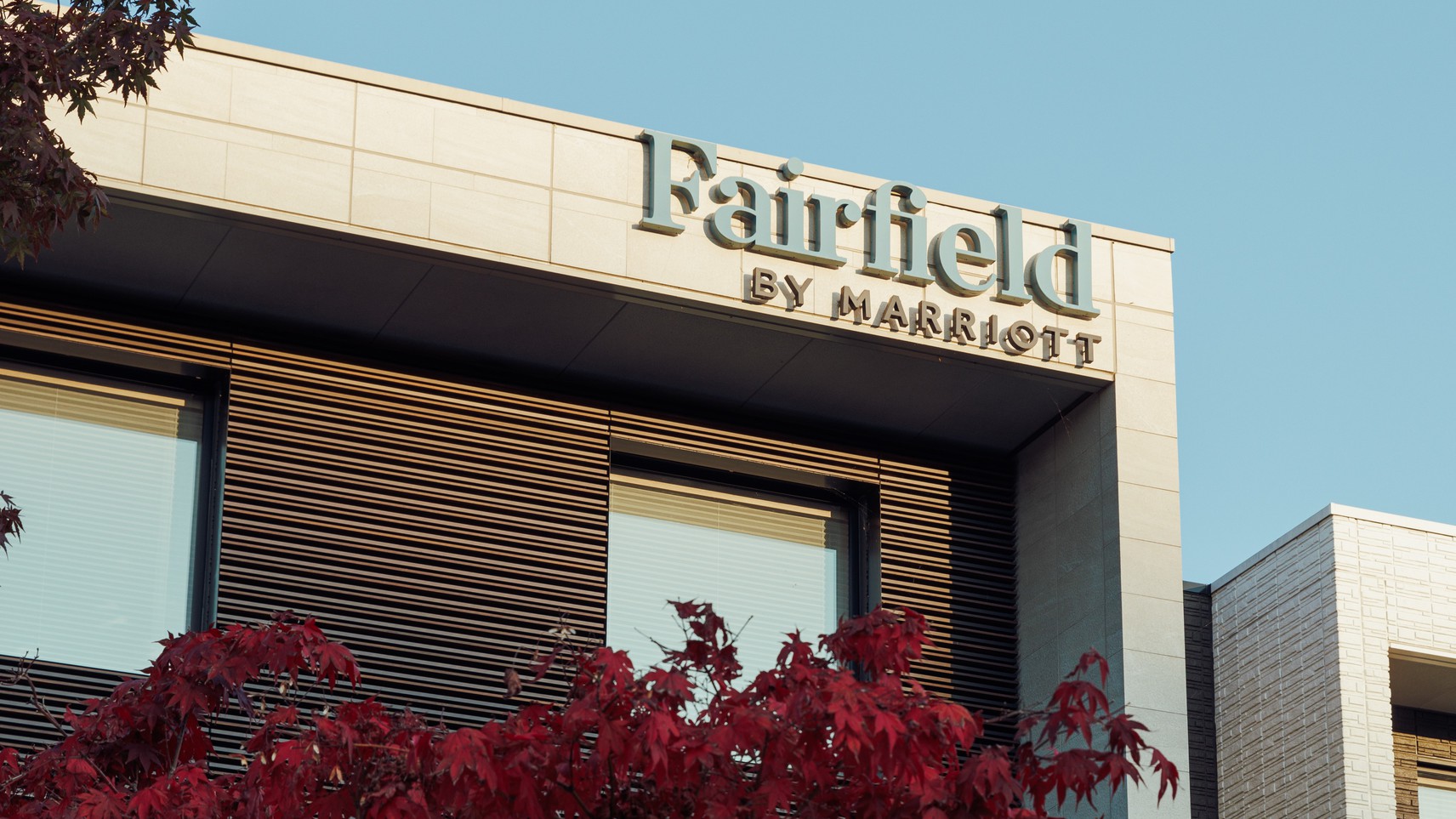 外観：当ホテルを拠点に地域の知られざる魅力を発見する旅をお楽しみください。