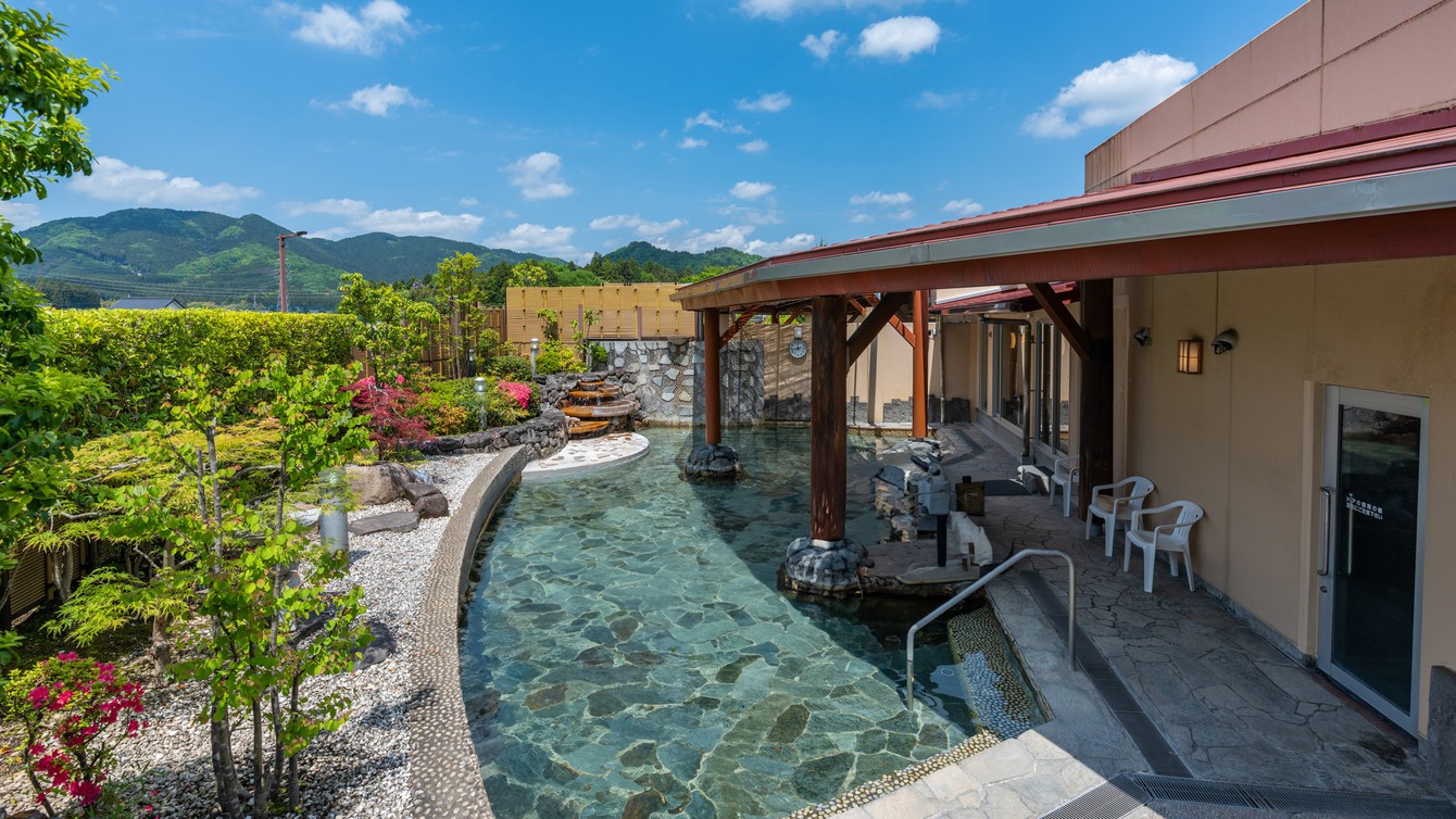 天然温泉 湯処あぐり：ホテルすぐそば。宿泊者限定割引あり。露天風呂からは栃木の山々を眺められます。