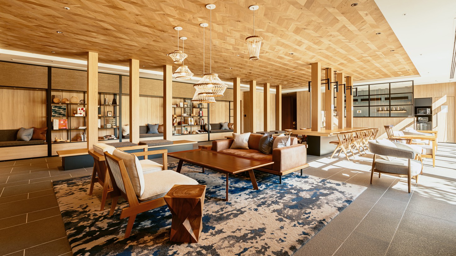 ラウンジ：ゆったりとお寛ぎいただけるロビーラウンジ。