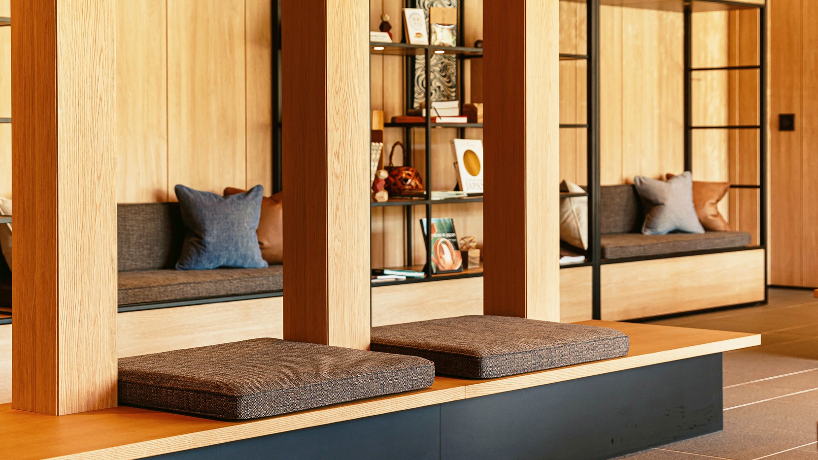 ラウンジ：ゆったりとお寛ぎいただけるロビーラウンジ。