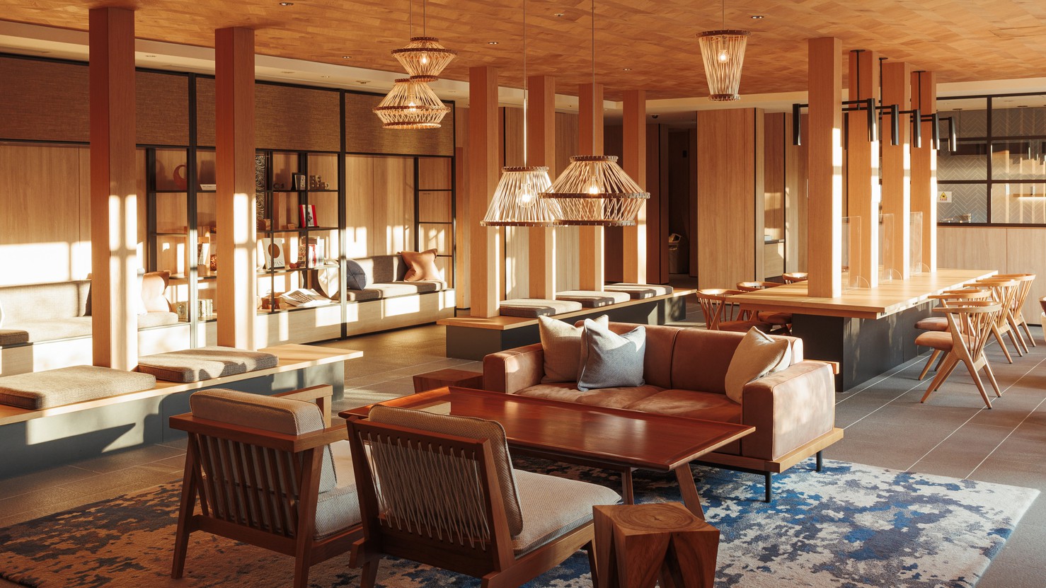 ラウンジ：ゆったりとお寛ぎいただけるロビーラウンジ。