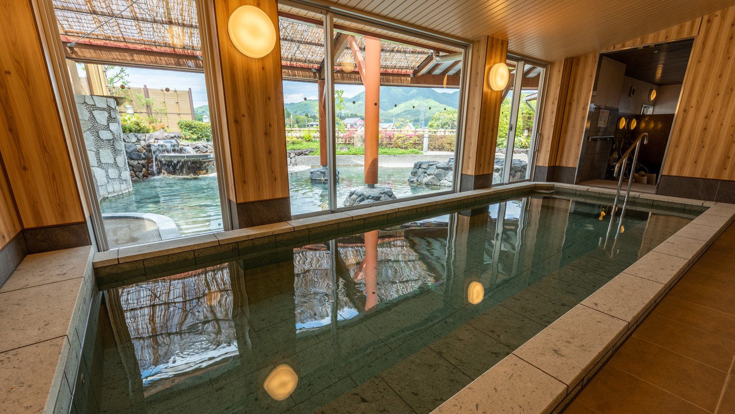 天然温泉 湯処あぐり：ホテルすぐそば。宿泊者限定割引あり。露天風呂からは栃木の山々を眺められます。