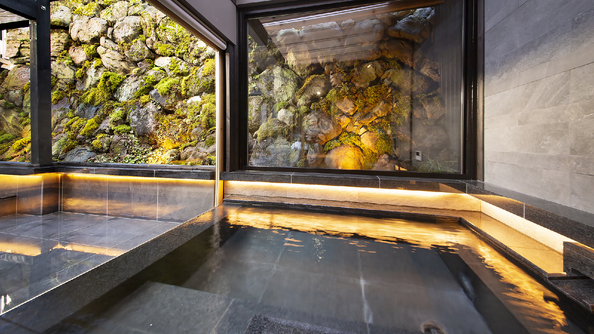 【葉隠れ】・露天風呂_苔の生い茂る壁面を臨む露天風呂は、大人がゆったりと入れる広々した作りです