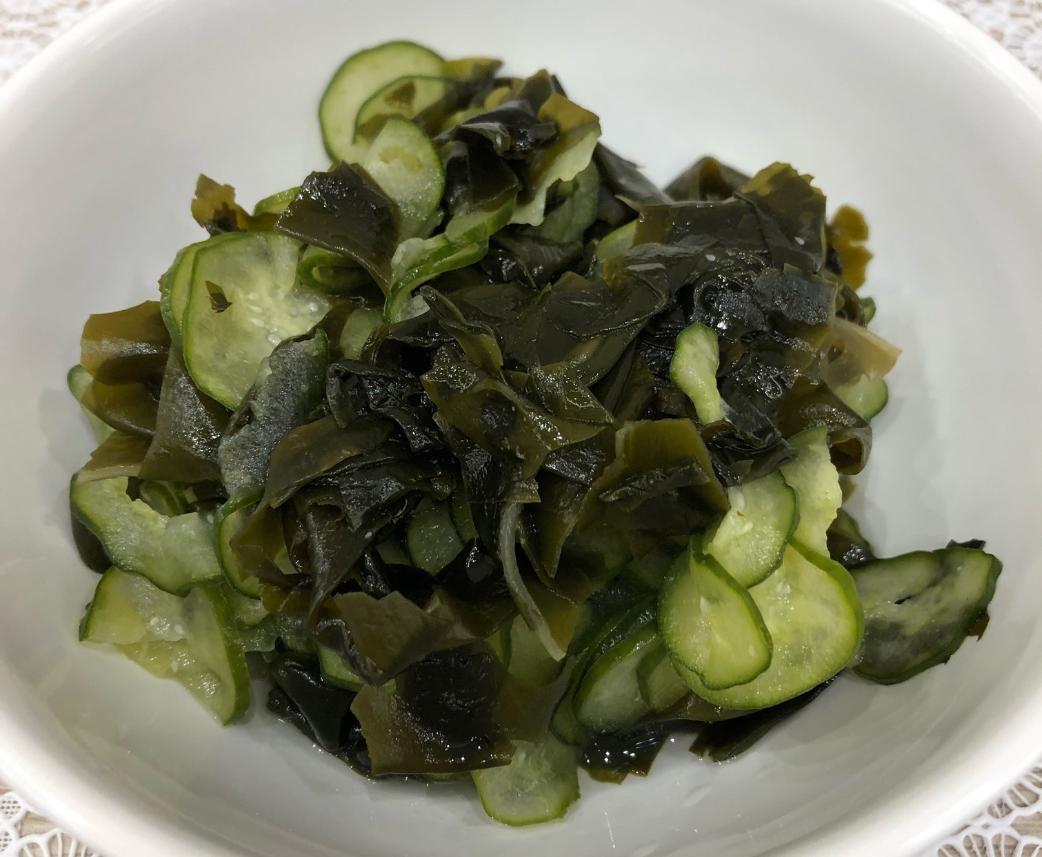 地元名古屋の野菜を使用きゅうりとわかめの酢の物