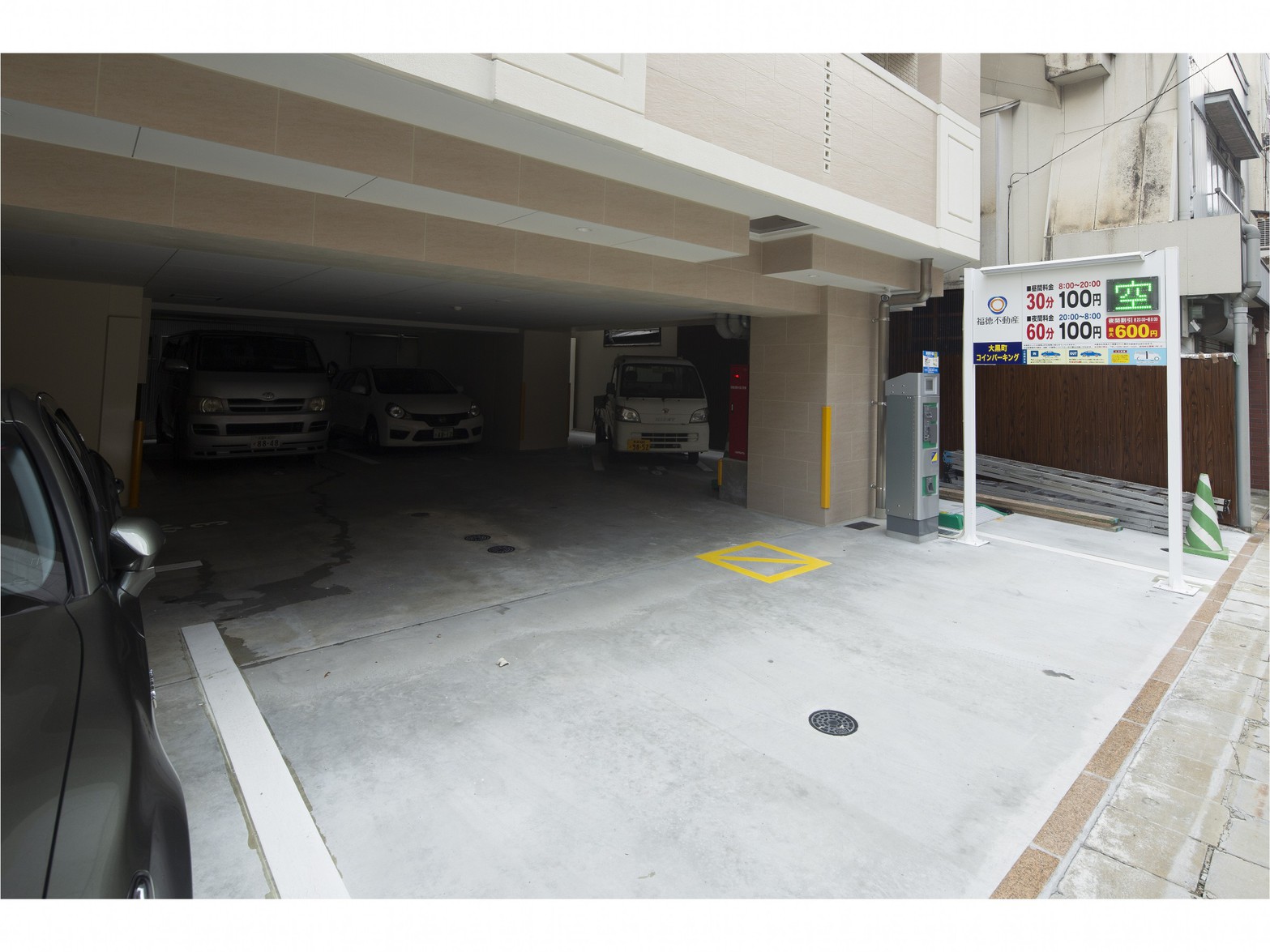 施設1Fはコインパーキングです。