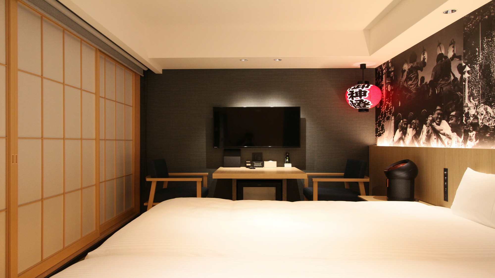 畳ツイン博多提灯、障子、畳と「和」のテイストを感じさせるお部屋です。