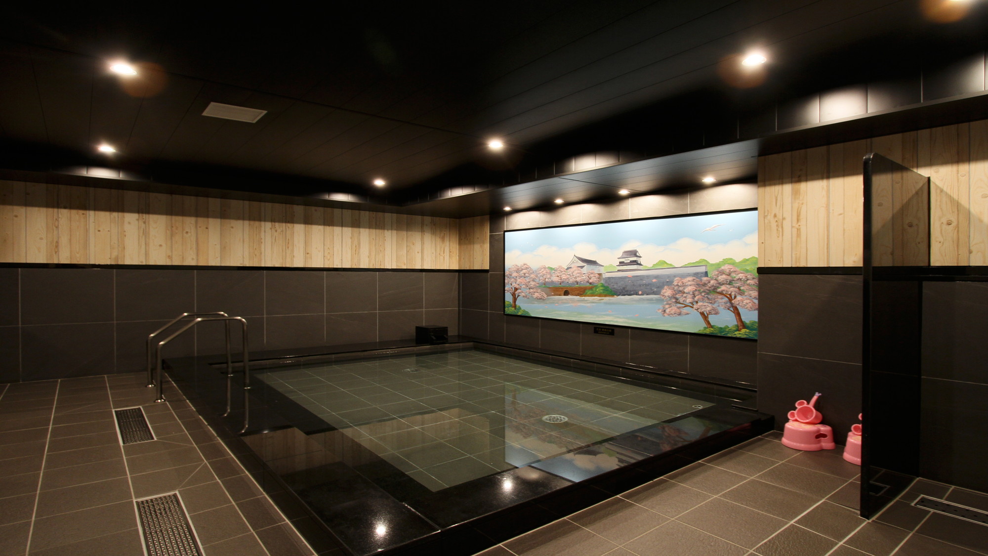 大浴場大浴場には国内に僅か3名しかいないと言われる、銭湯画家による銭湯絵を展示しております。
