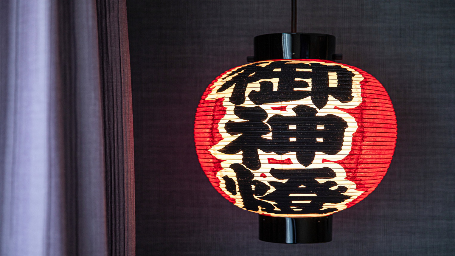 ダブルA博多の伝統工芸「博多提灯」をナイトランプとして使用しております。