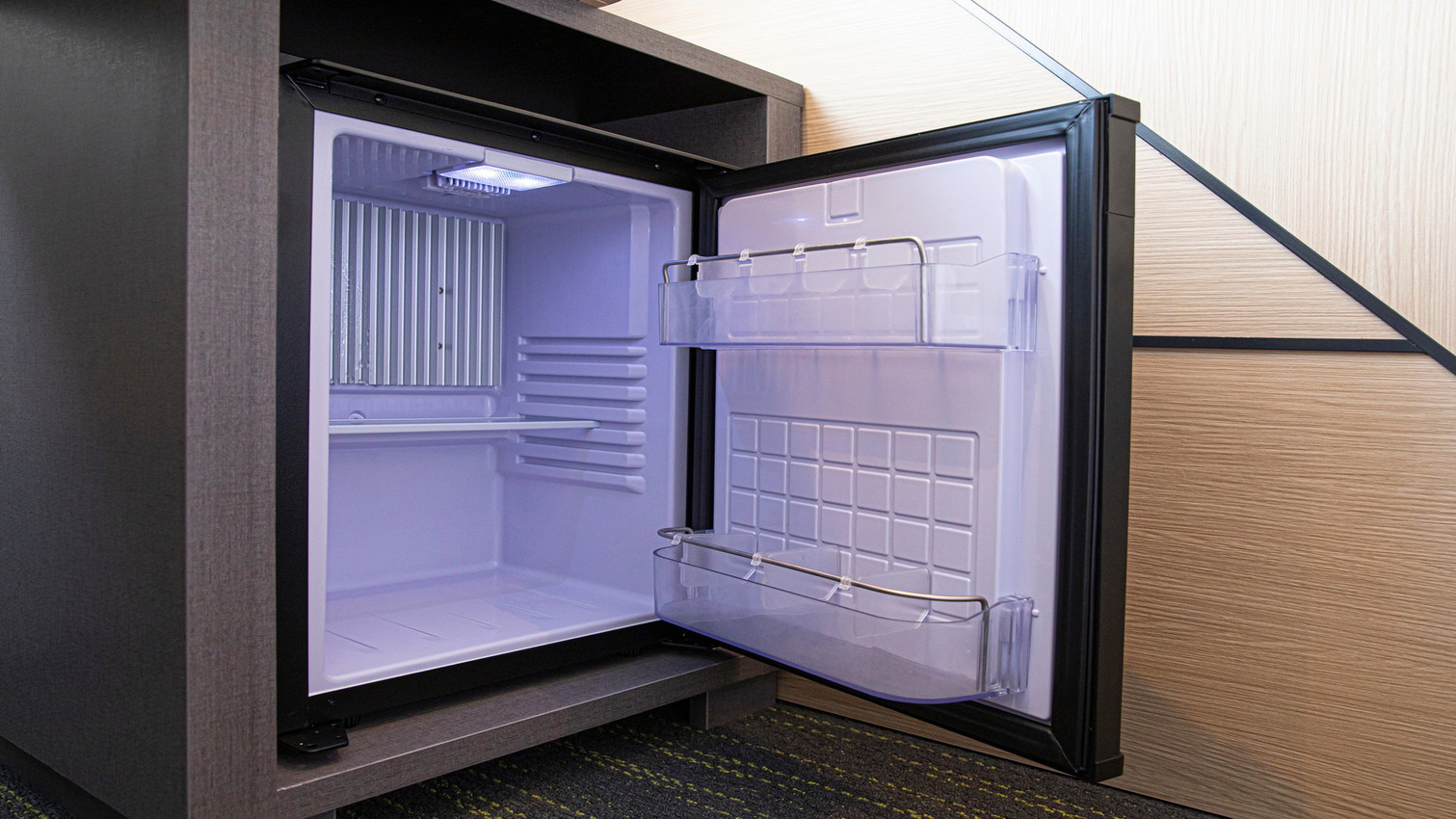 冷蔵庫室内には空の冷蔵庫がございます。