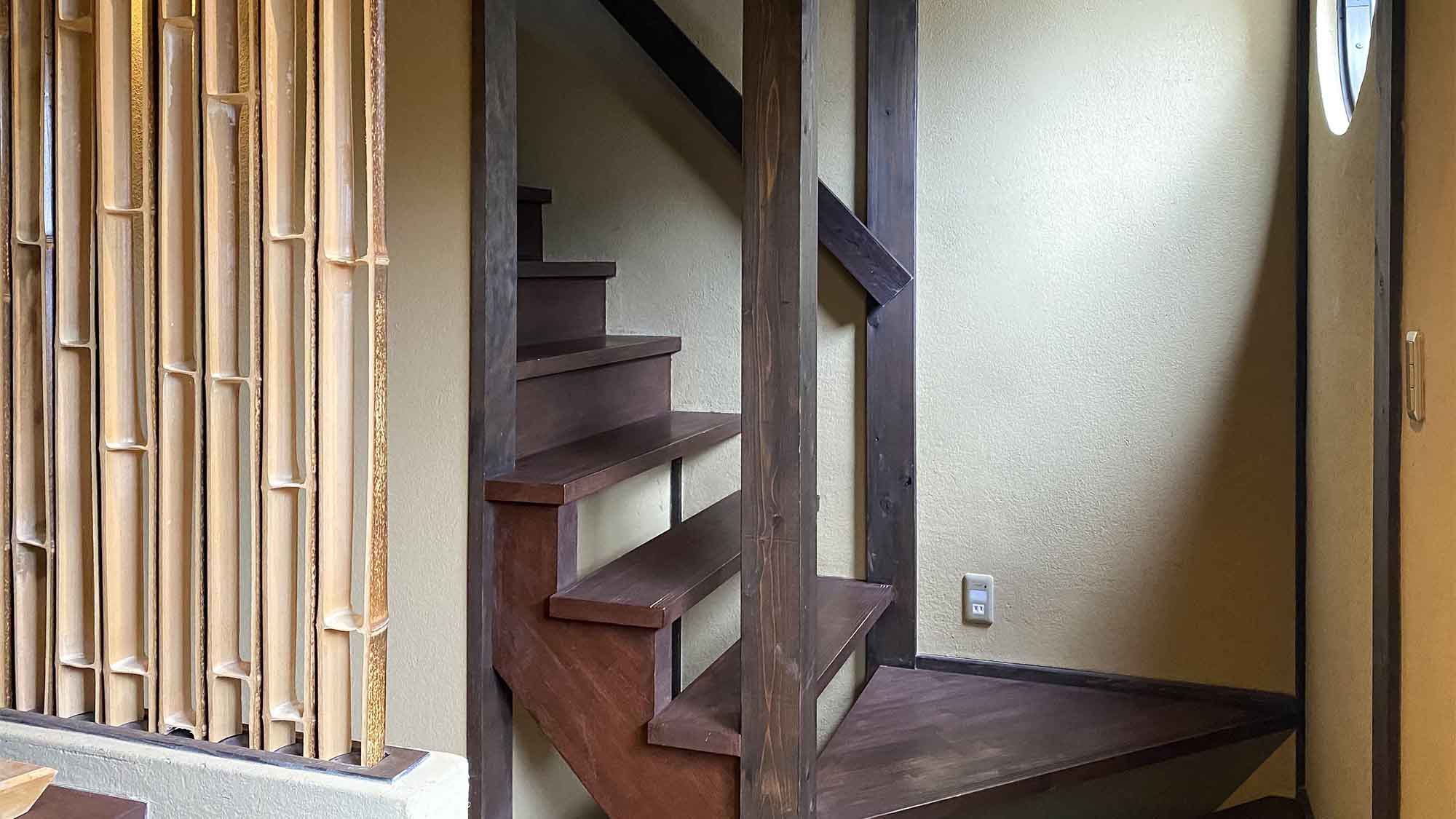 ・京町家の特徴である木造の階段です