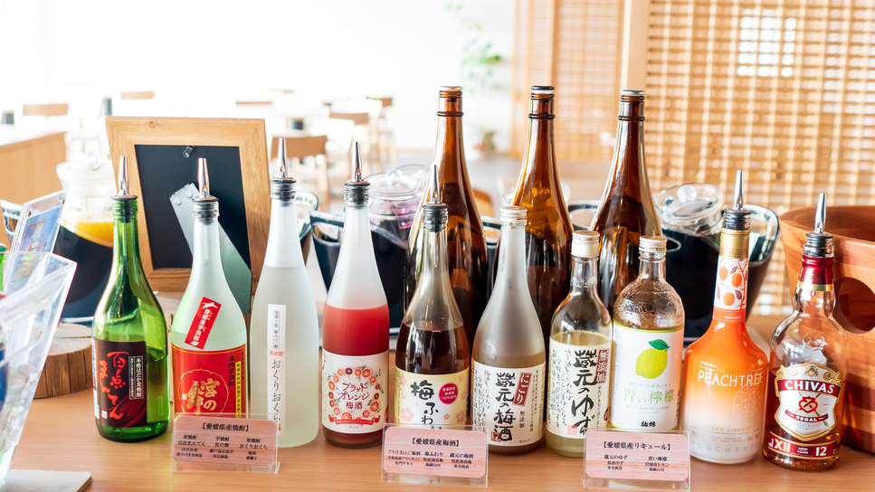 地元の日本酒をはじめ多彩なお酒がずらりと並ぶバータイム（ラインナップは季節により異なります）