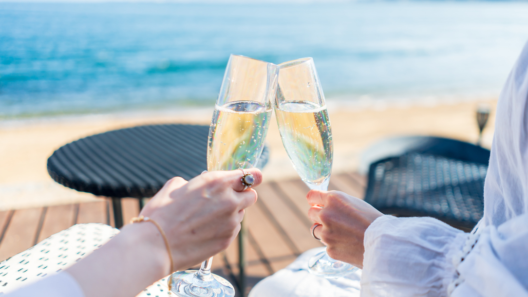 夕方の1時間限定、宿泊者様専用ウッドデッキでドリンクサービスを行っております