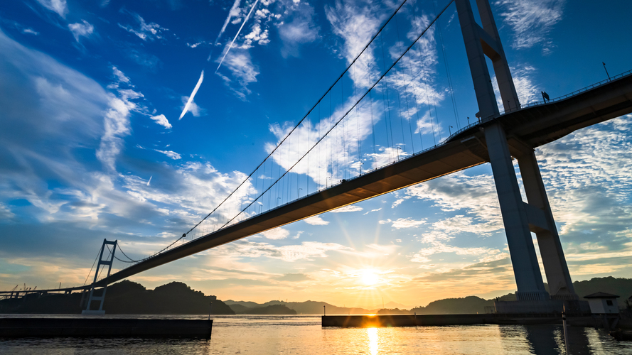 夕日に染まる来島海峡大橋