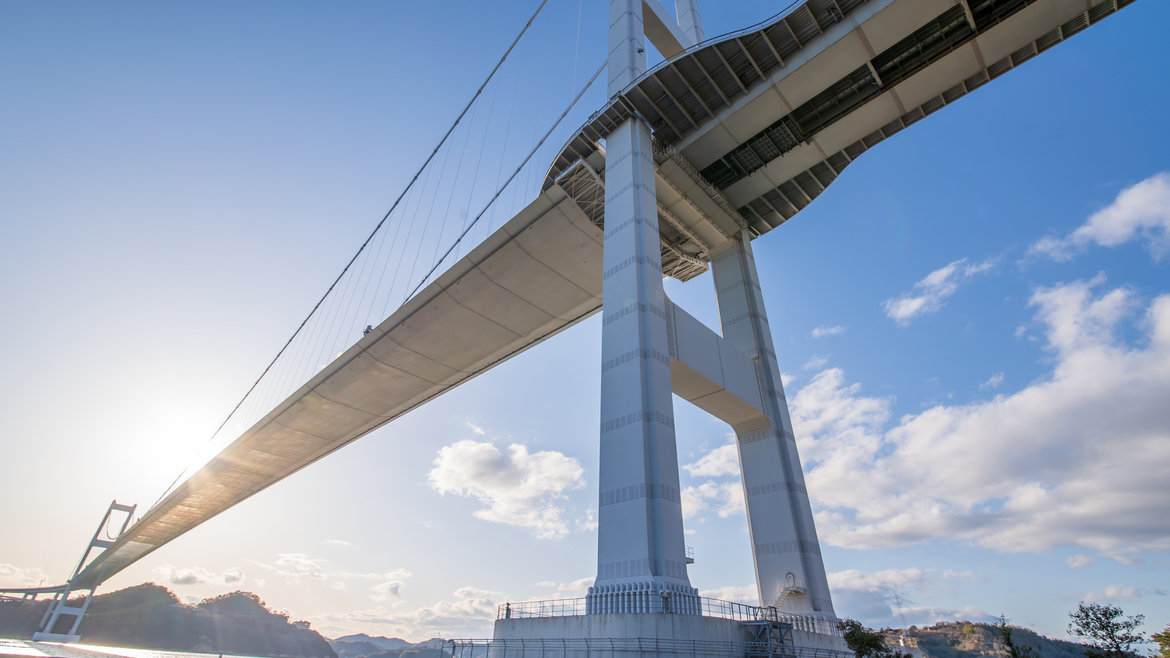 下から見上げる来島海峡大橋は圧巻です