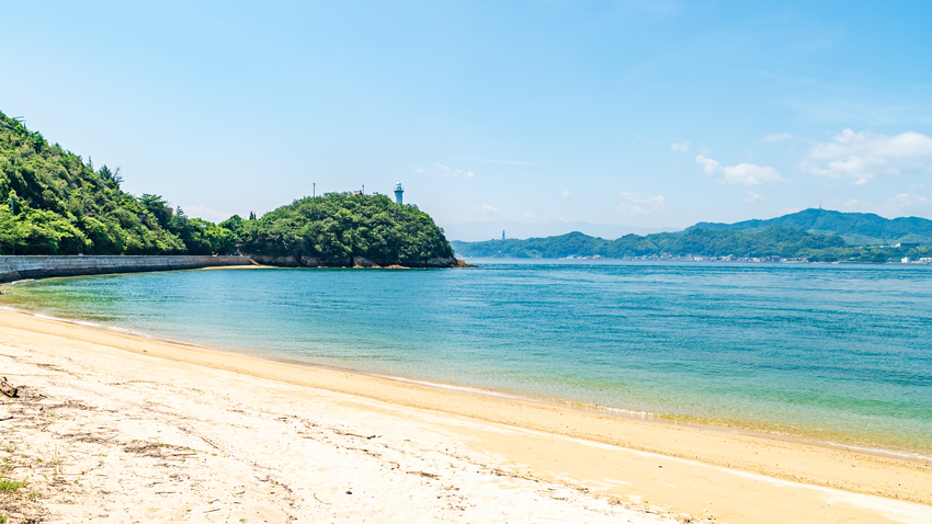 ホテル前の砂浜には美しいシーグラスが。お気に入りを見つけてください。