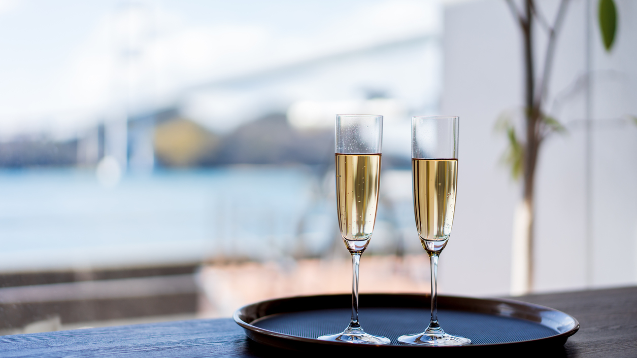 窓側に設けたカウンターエリア。海を眺めながらお好きなドリンクでのんびりしてください。