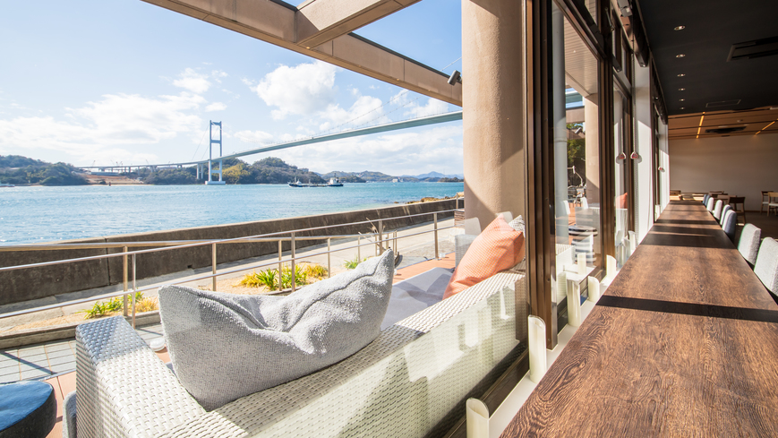 窓側に設けたカウンターエリア。海を眺めながらお好きなドリンクでのんびりしてください。