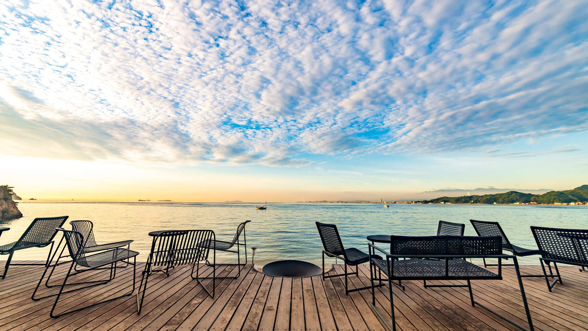 少し歩いた先にあるウッドデッキはGLAMPROOKしまなみのお客様専用エリア。