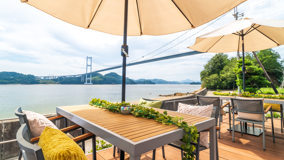 ホテル前のテラス席はいつでも自由にご利用いただけます