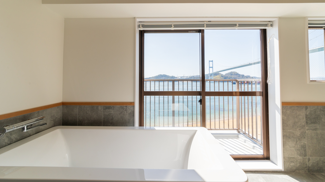 来島海峡大橋を眺めながら、のんびりとバスタイムをお楽しみくだい（スーペリアツインA）