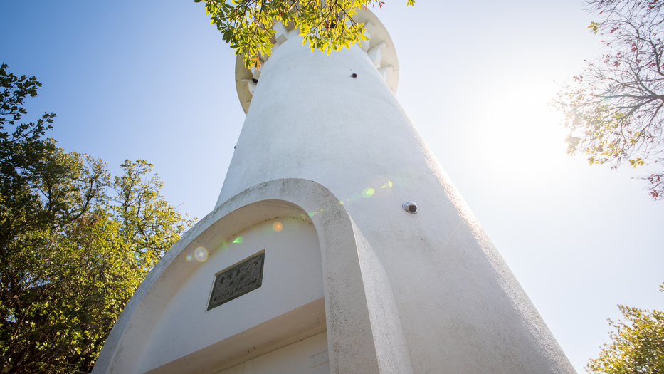 馬島神社の境内を抜けた先にはウズ鼻灯台があります