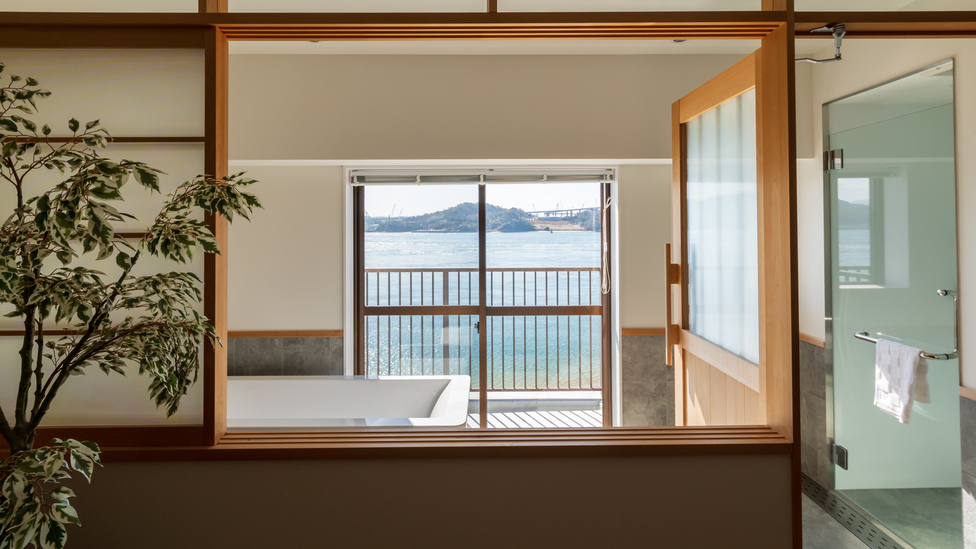 客室のお風呂はオーシャンビューの半露天（スーペリアツインA）