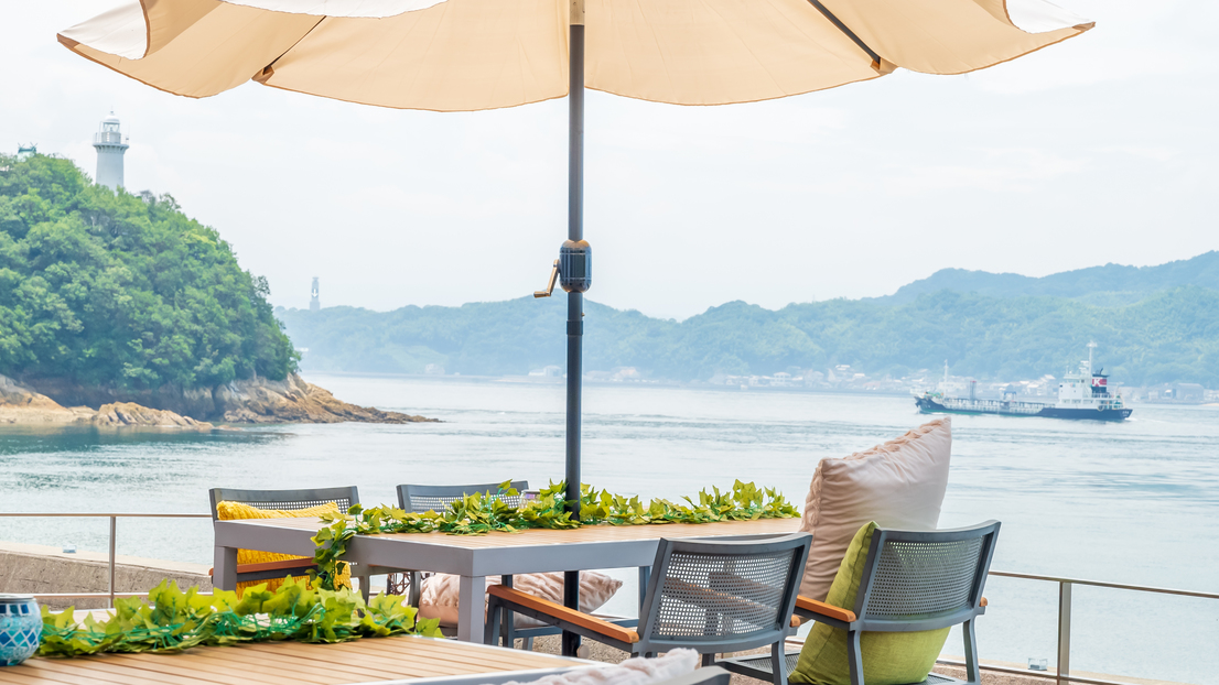 ホテル棟正面のテラス席からは、来島海峡大橋や馬島の灯台をご覧いただけます