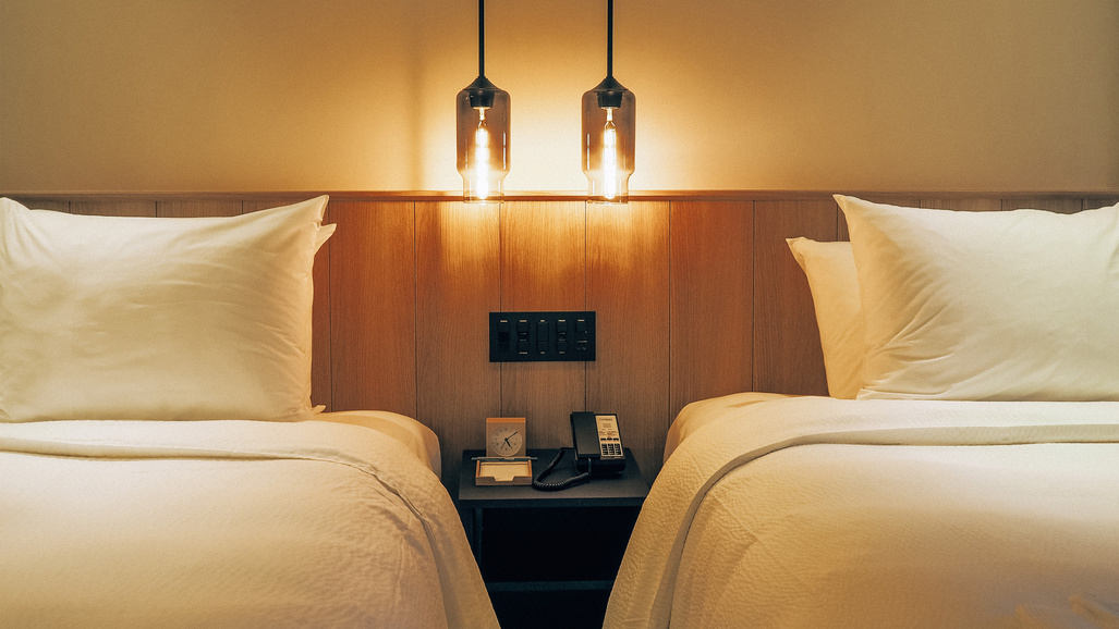 ツインルーム：25平米禁煙・ベッド幅120cmシンプルながら温かみのある空間でお寛ぎください。