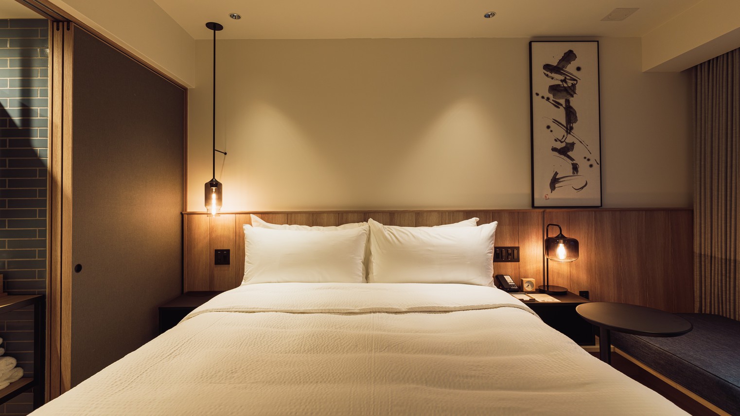 ゲストルーム：25平米禁煙・シモンズ製ベッドシンプルながら機能的で温かみのある空間でお寛ぎください
