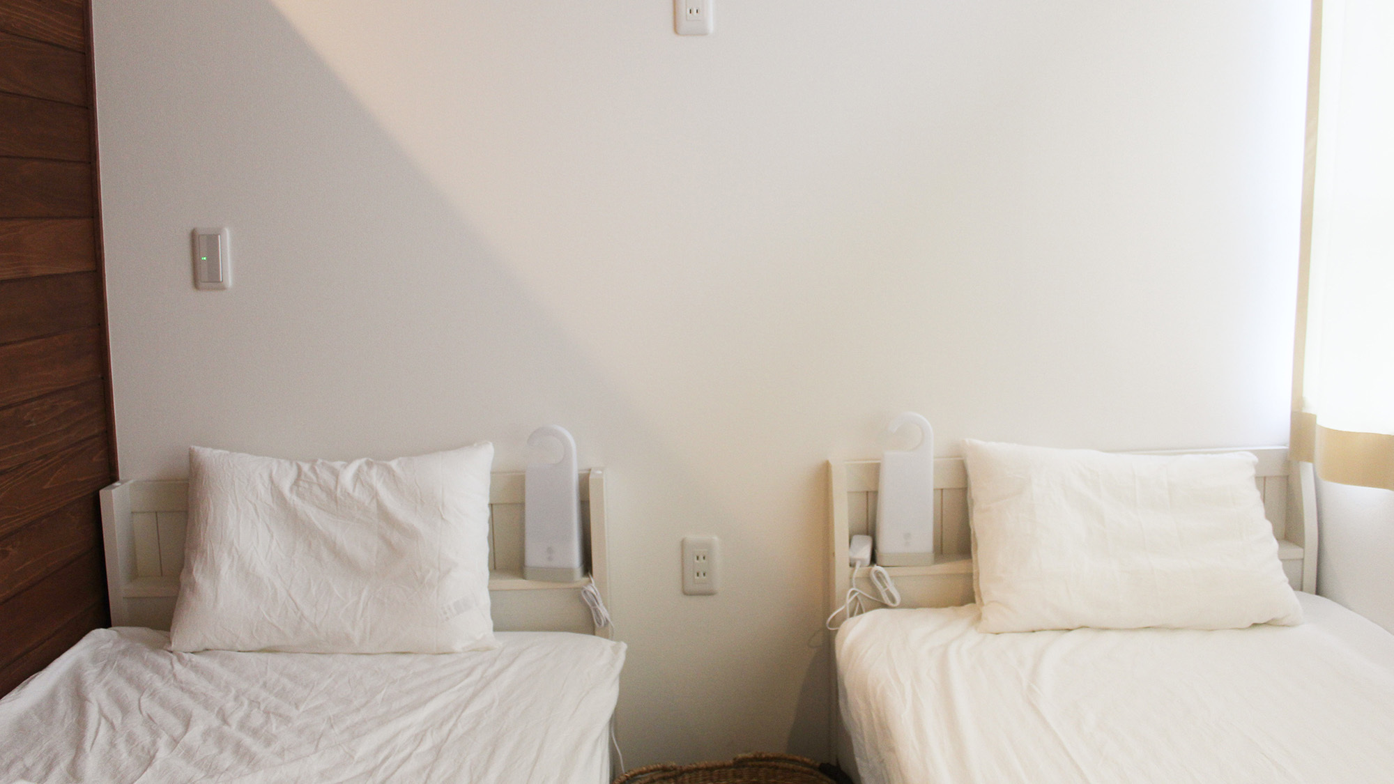 ・【2名用半個室】ベッドフレーム、寝具ともに清潔感のある白で統一