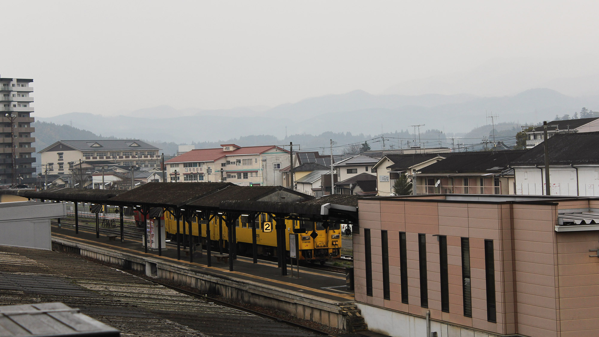 ・【窓から見える風景】日田駅を発着する電車がすぐそばで見られます