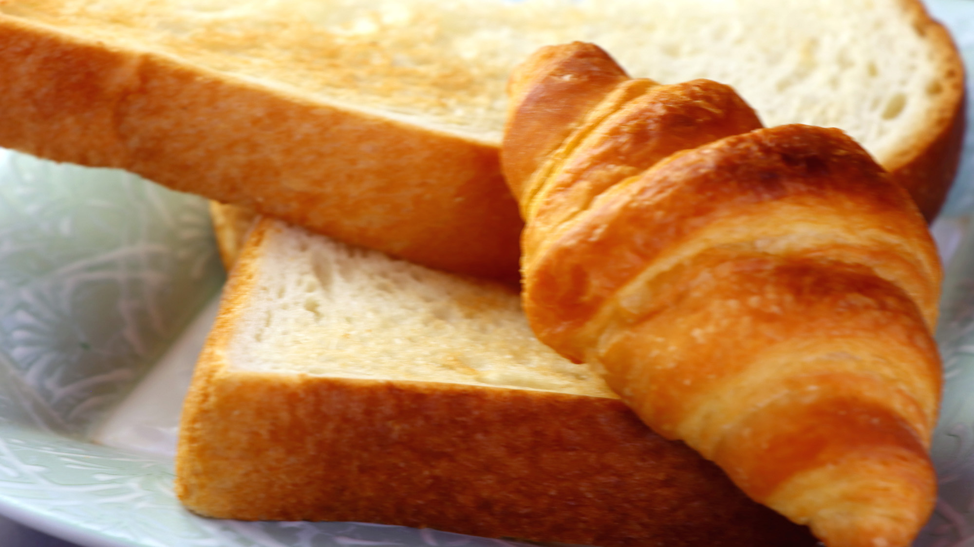 #選べる朝食洋小麦の甘みとふんわりとした食感のパンを食べながら爽やかな朝をお楽しみください♪