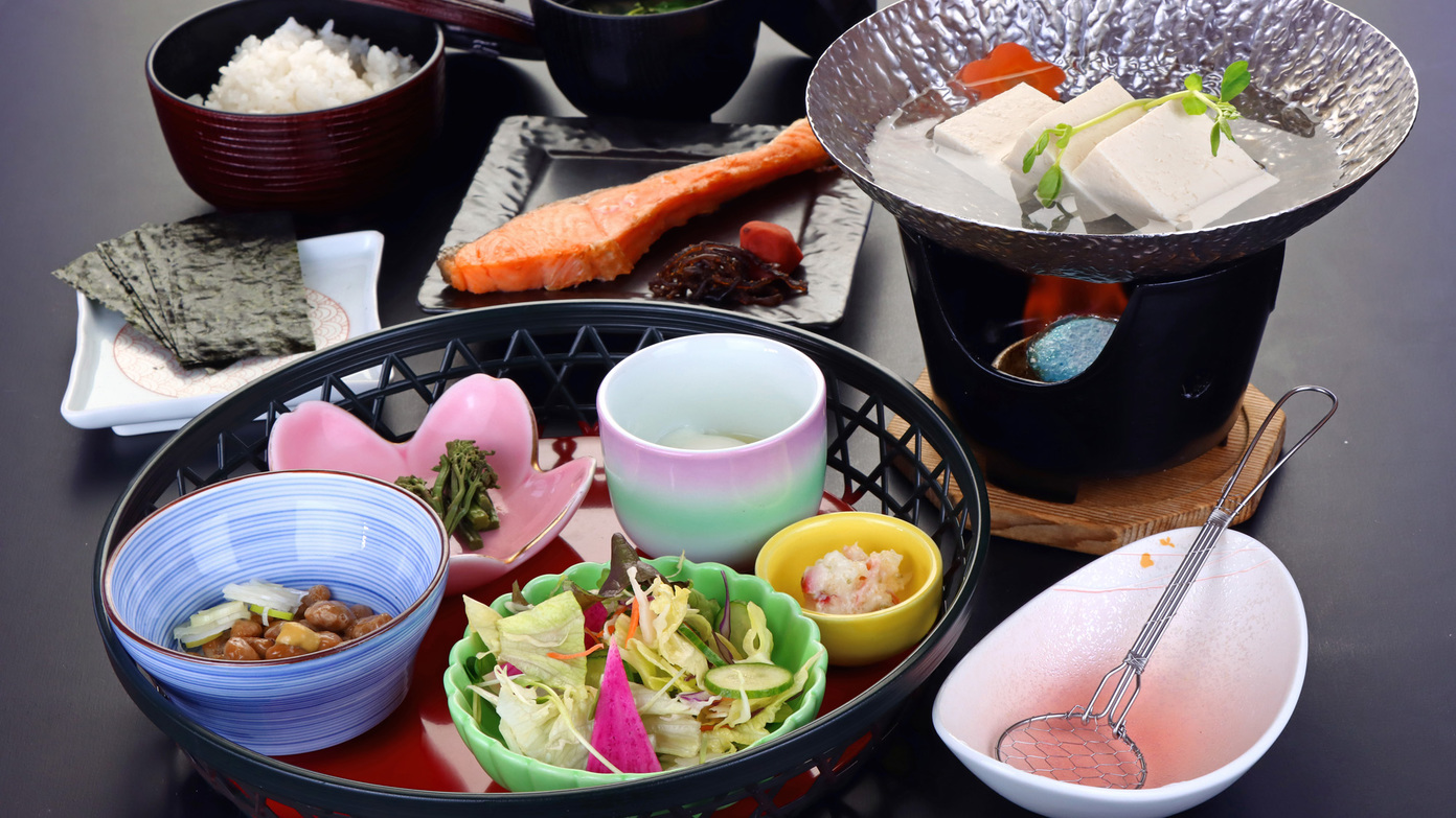 #選べる朝食和焼き魚と湯豆腐を中心に、お米に合うおかずが並んだほっとする和朝食。