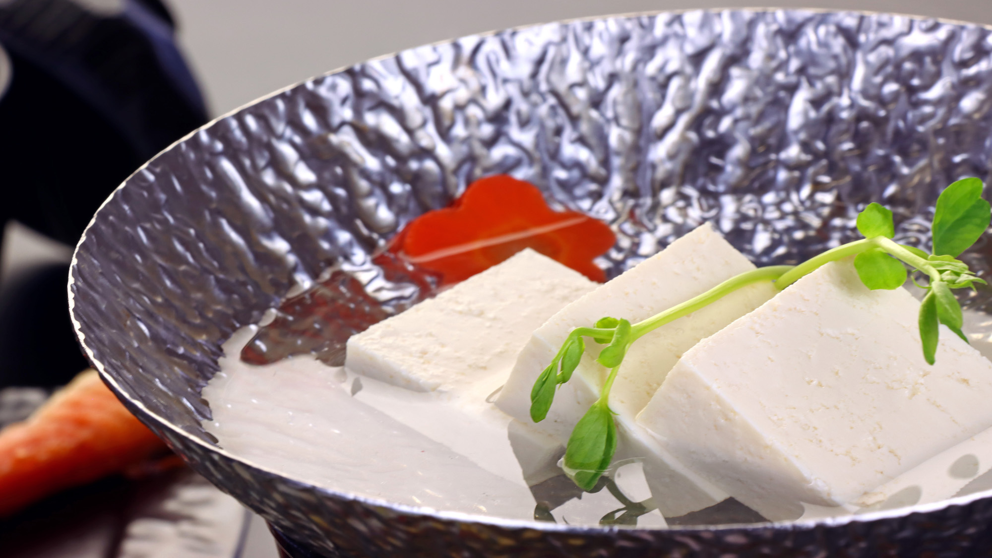 #選べる朝食和やわらかな触感と豆腐そのものの旨味が引き立つ湯豆腐。