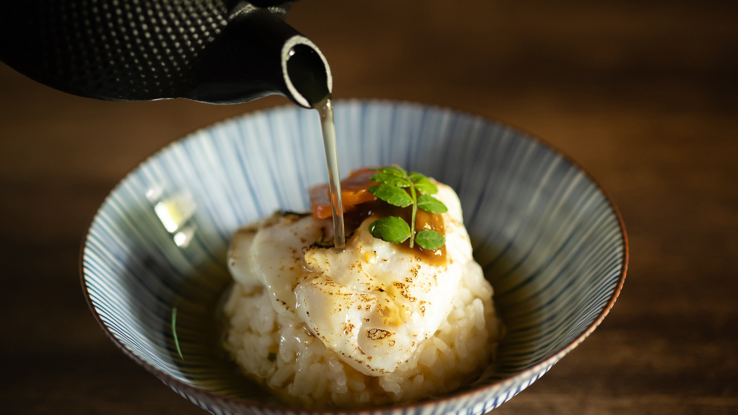 【朝食】［鯛茶漬け］ 福崎町産の米ともち麦をブレンド。新鮮な鯛と出汁のやさしい旨みがお腹を満たします