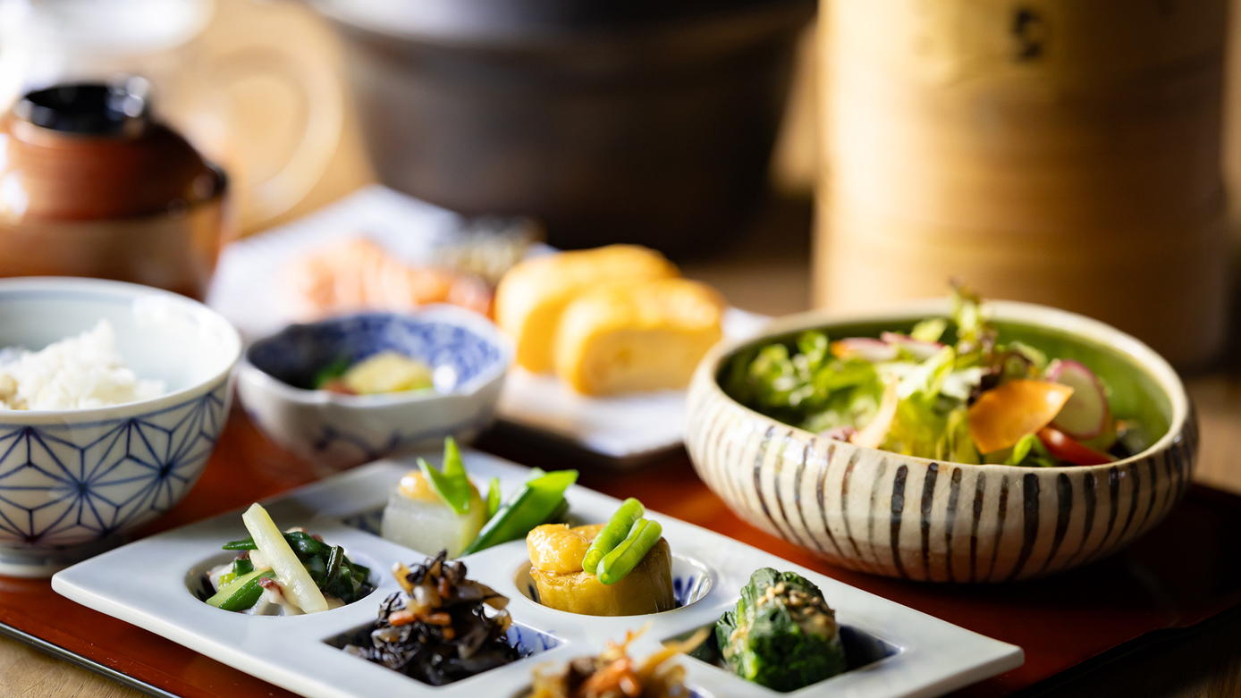 【朝食】 新鮮な地元の食材をつかった和御膳を堪能。