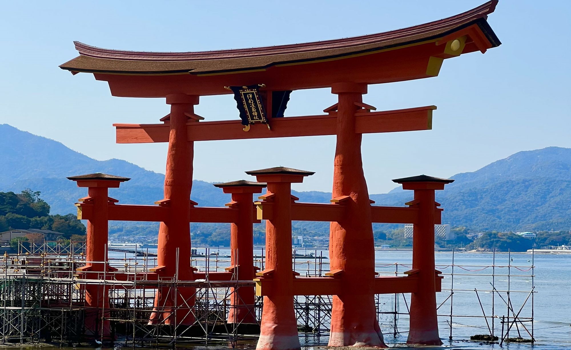 完成間近の厳島神社の大鳥居