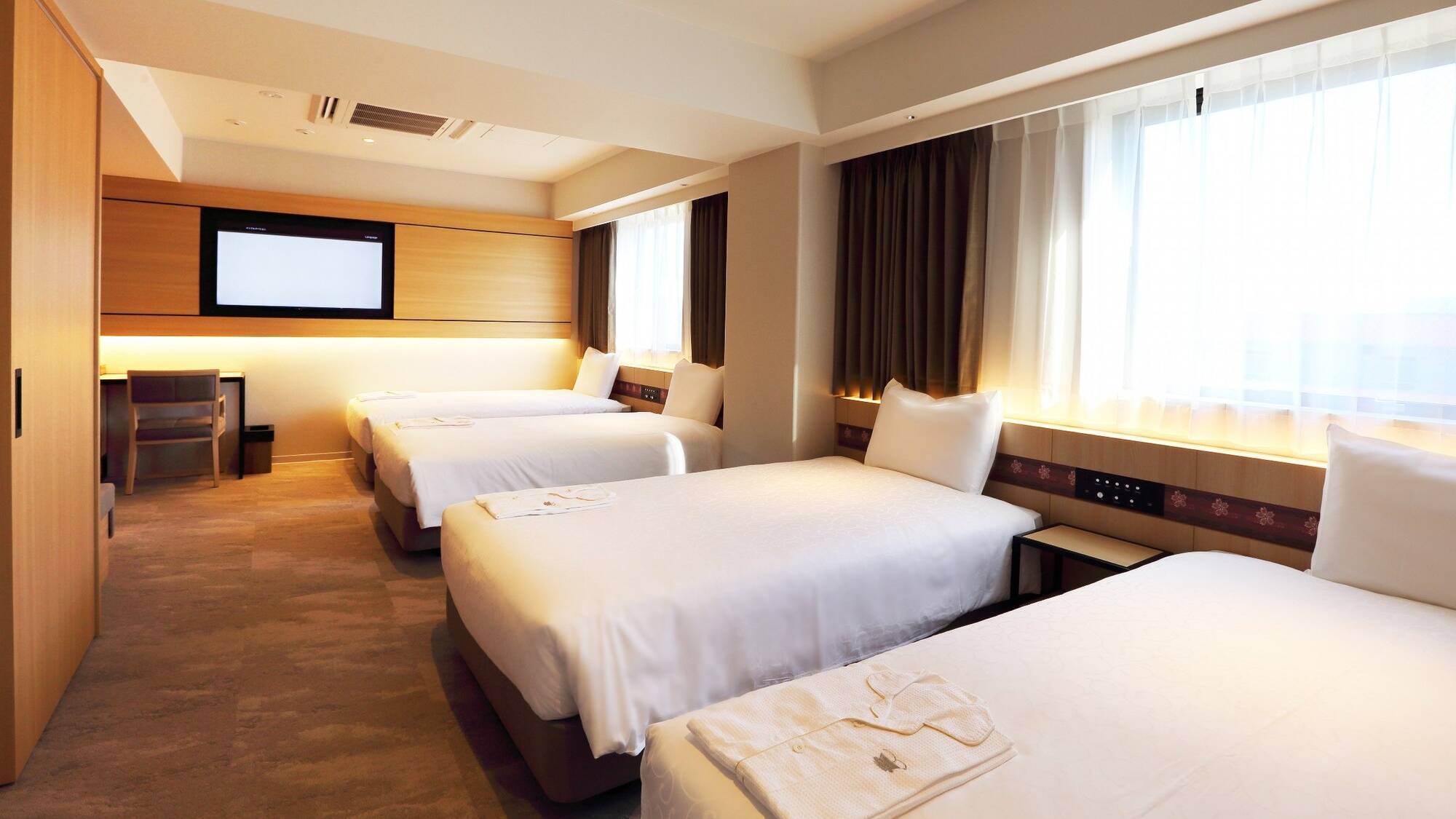 フォースルーム奈良のホテルでは珍しく４つもベッドのあるお部屋です。女子会や家族旅行などに最適♪