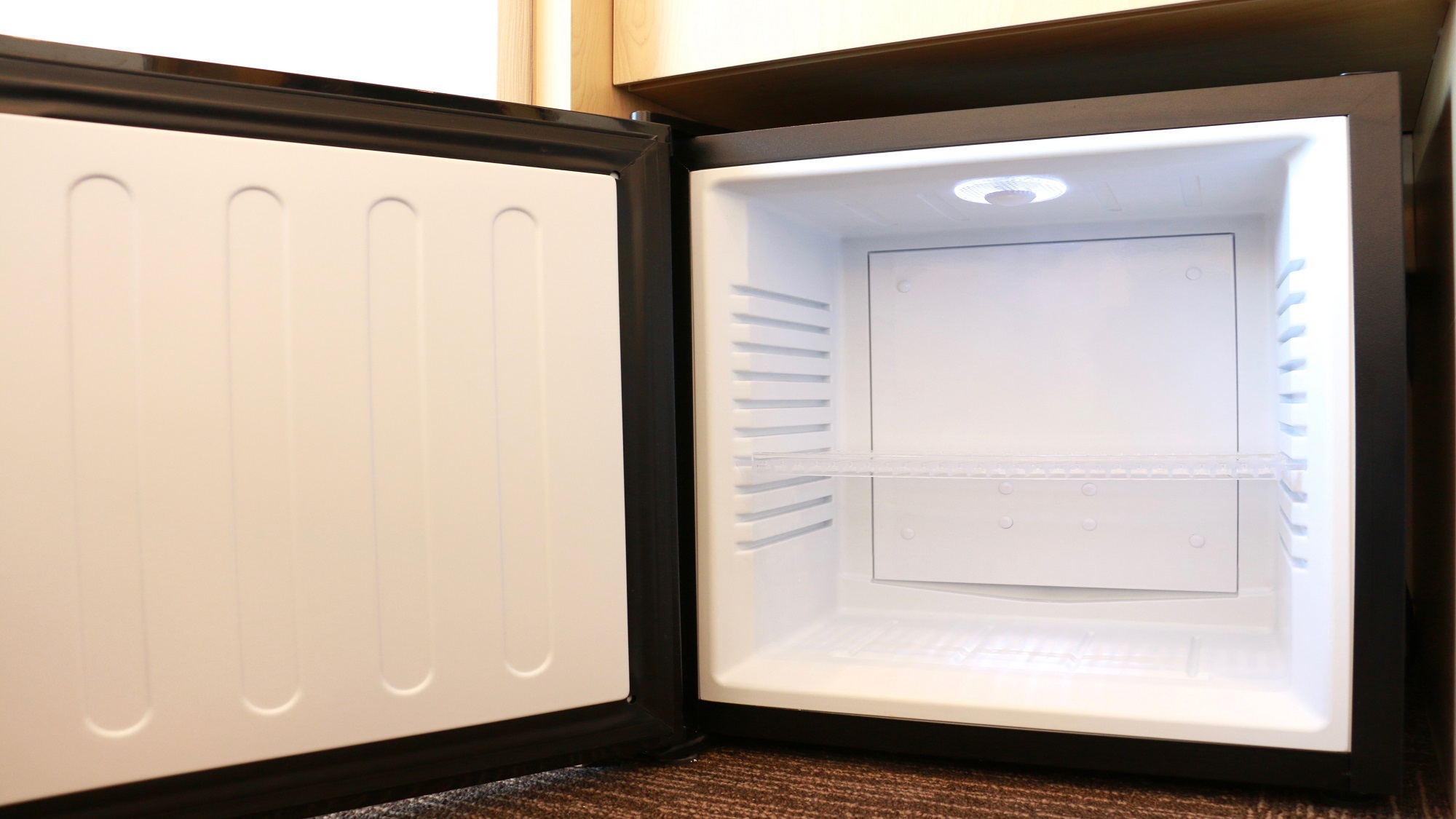冷蔵庫仕切り付きのコンパクトサイズの冷蔵庫です