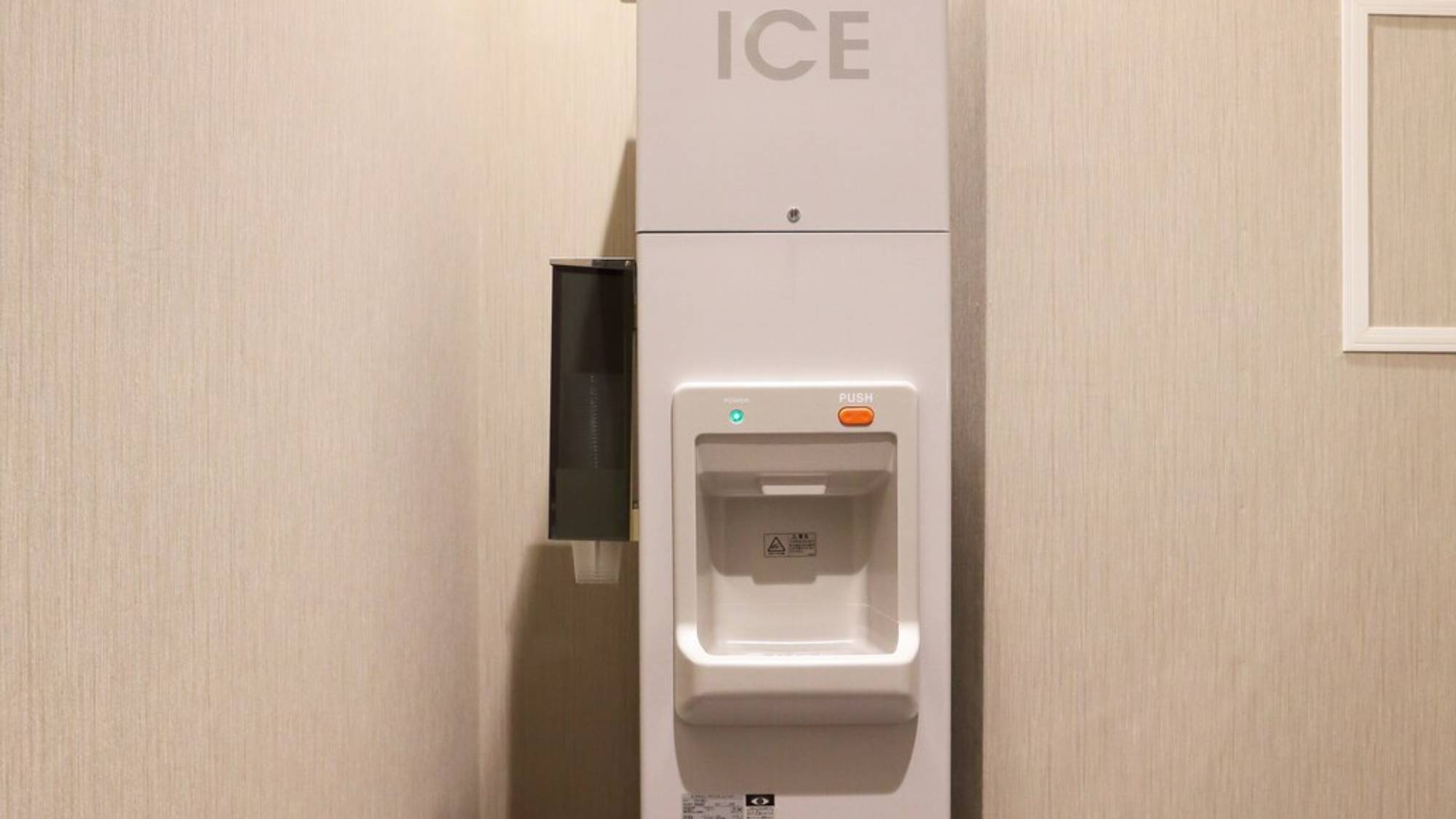製氷機透明コップ付きの無料アイスマシーンです