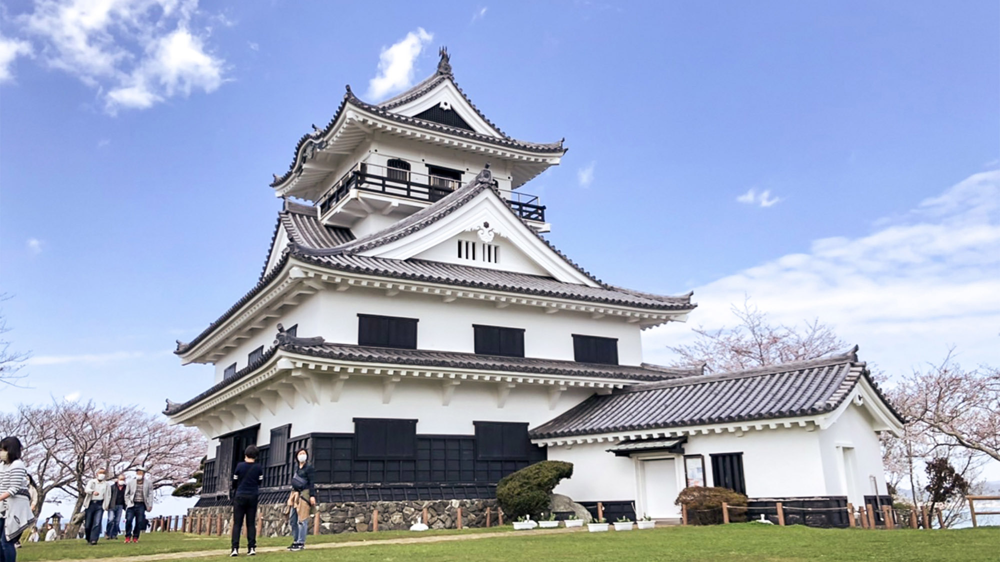 ・城山の頂上には館山城「八犬伝博物館」があります