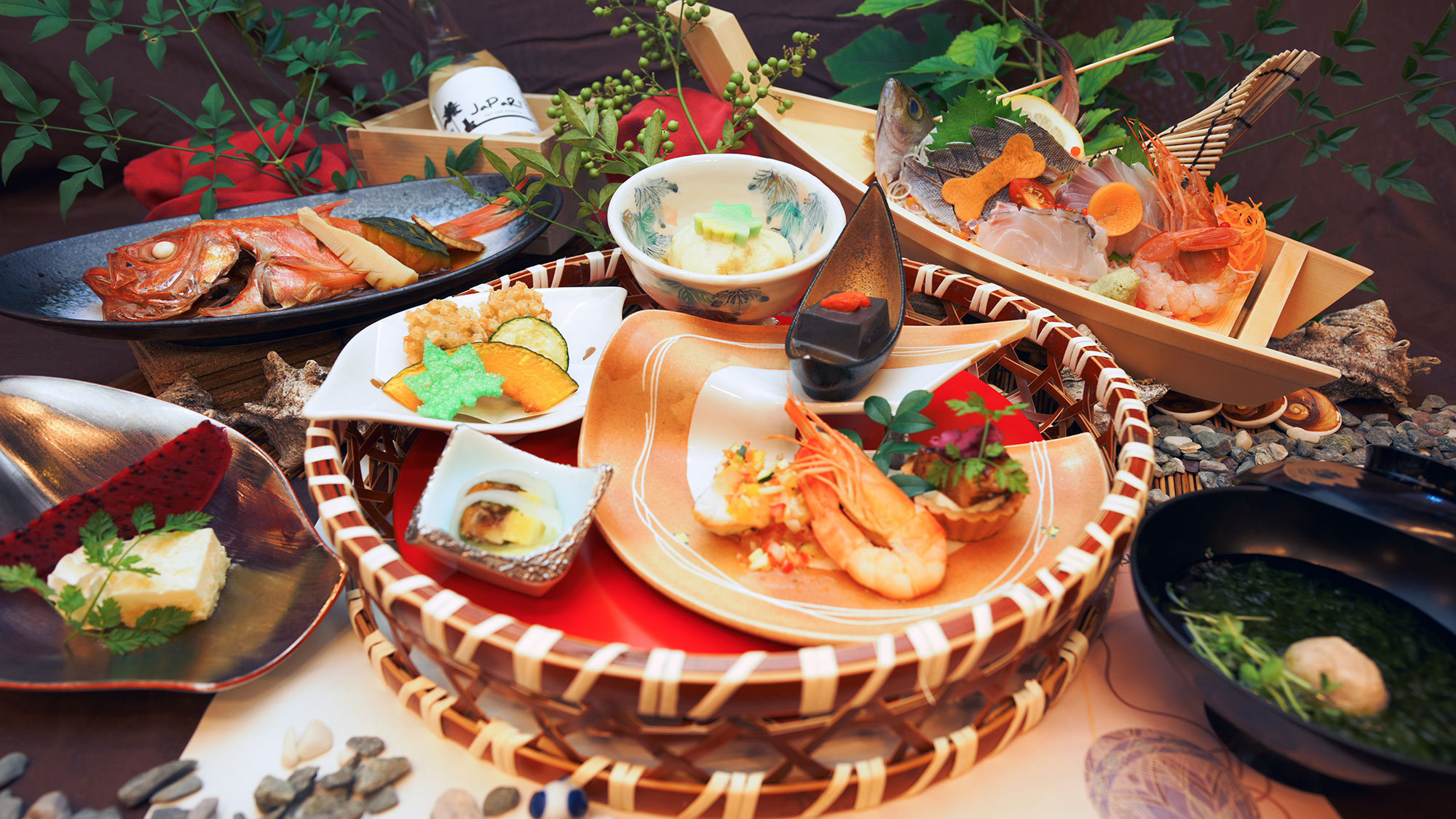 ・【籠御膳】料理人が手掛ける贅沢な箱御膳。館山近海で取れた新鮮なお魚の船盛も味わえます
