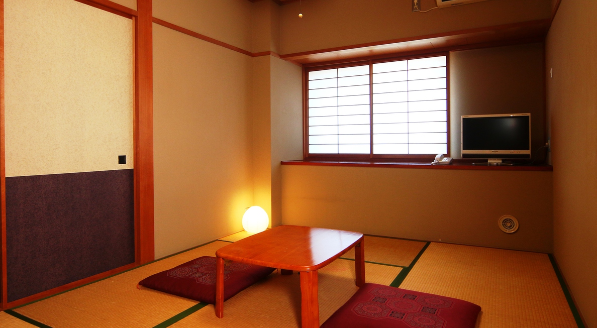 和室六畳間落ち着いた雰囲気のお部屋をご用意しております。