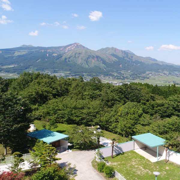テラスからの眺望は阿蘇五岳を望める美しい景色。